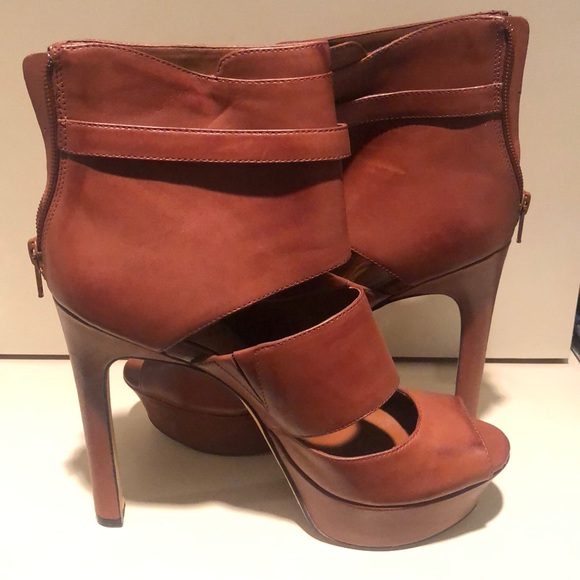Size 8 Vince Camuto booties - Picture 1 of 2